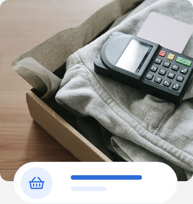 Imagem ilustrativa caixa com roupas e uma calculadora