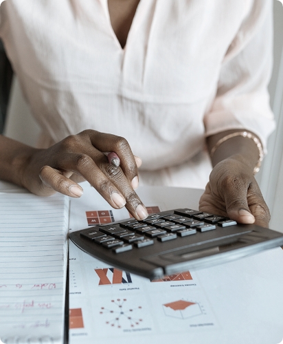 Mulher utilizando uma calculadora