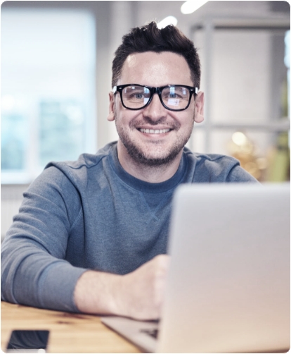 Homem com um produto na mão e um tablet