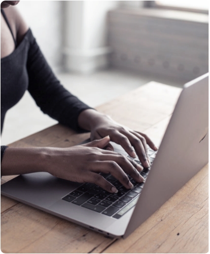 Pessoa utilizando um notebook