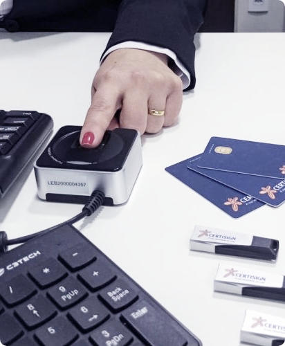 Pessoa utilizando um leitor biometrico