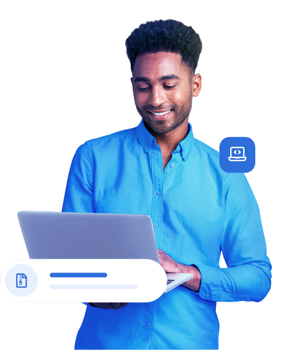 Homem comemorando com notebook na mão