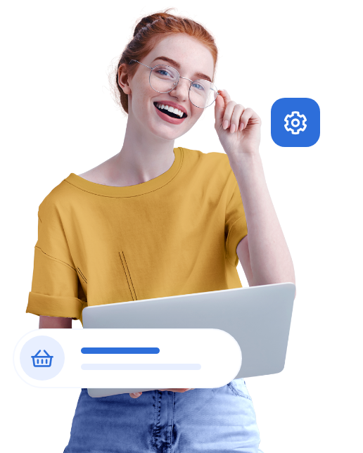Mulher sorridente com notebook na mão e segurando seu óculos